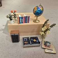 urtepotte-blomster-globus-boeger-hoejtaler-pladespiller-miniature-til-dukkehuset-retro-legetoej